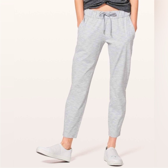 Lululemon On the Fly Crop Pants Joggers Gray Striped Size 10 - Picture 1 of 5